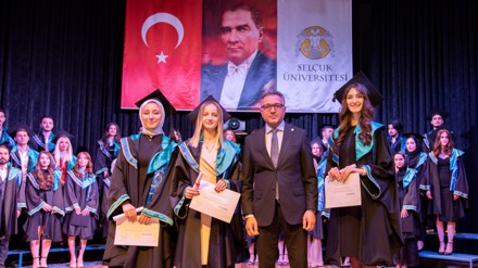 Selçuk Üniversitesi Mimarlık ve Tasarım Fakültesinde mezuniyet heyecanı