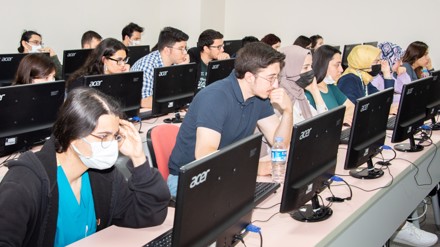 Selçuk Üniversitesi Tıp Fakültesi öğrencileri Gelişim Sınavı'na girdi