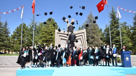Selçuk Üniversitesinde genç turizmciler mezuniyet sevinci yaşadı