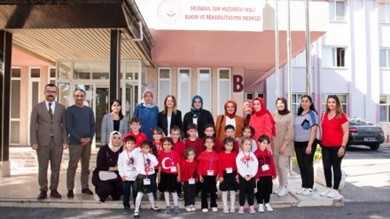 Anaokulu Öğrencileri, Dr. İsmail Işık Huzurevi Yaşlı Bakım ve Rehabilitasyon Merkezi Ziyareti